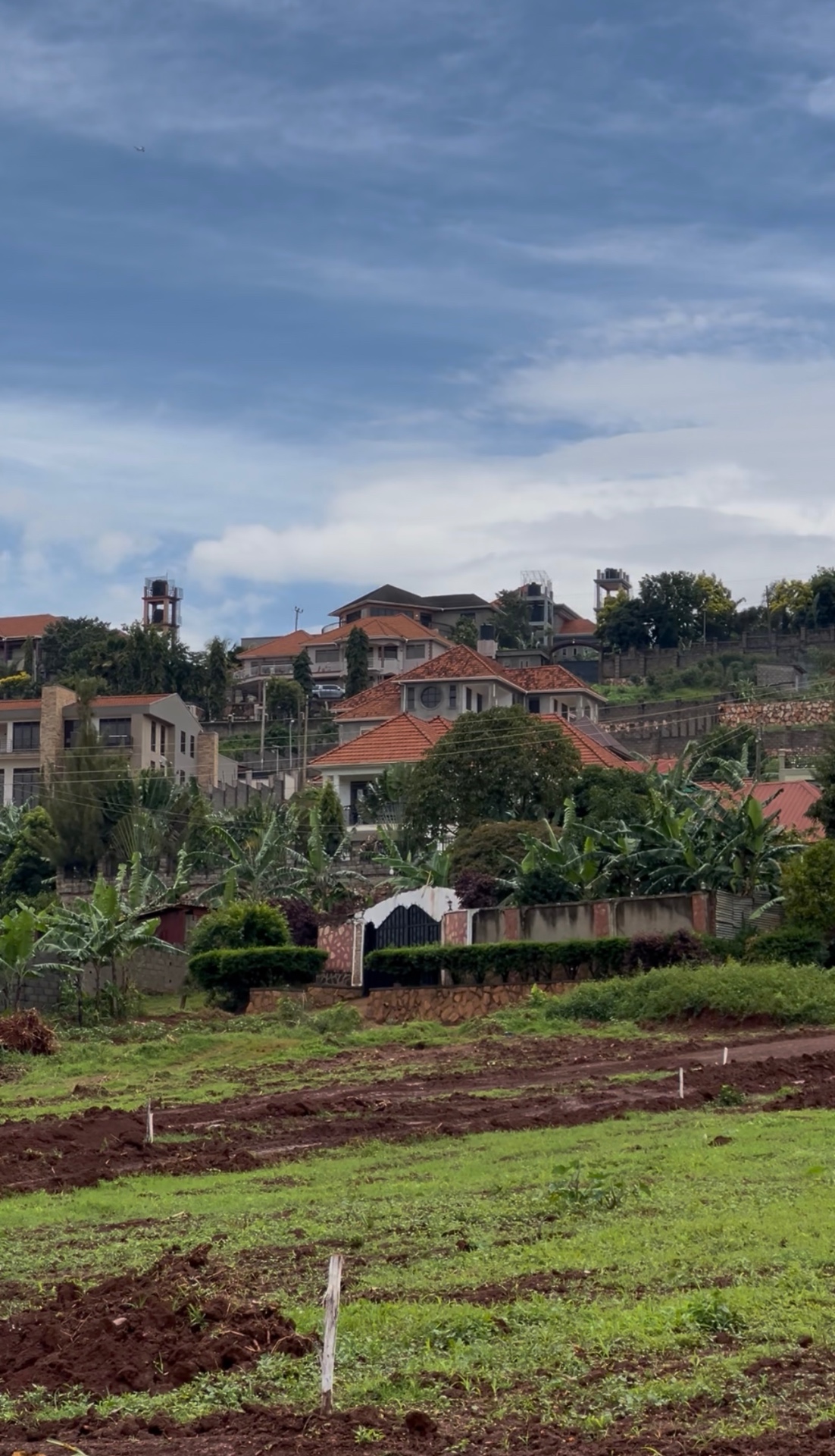 Kitende Ssisa — Entebbe Road